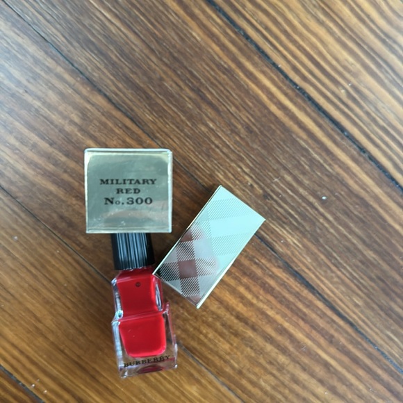 Burberry Nail Polish, Military Red No. 300 - Picture 3 of 3